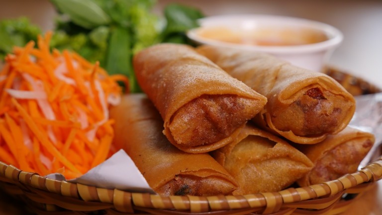 A1. Egg Rolls (5 pcs)