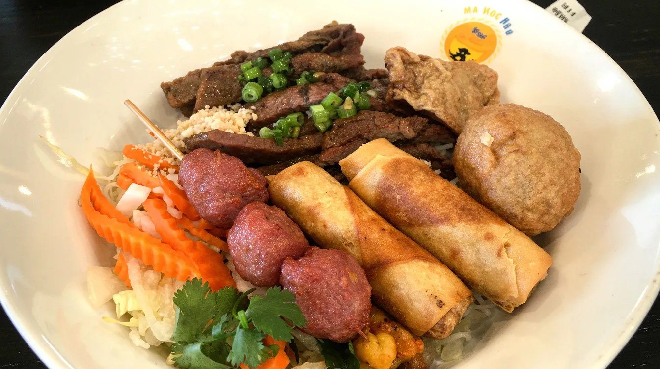 V6* Grill Meat Vermicelli W/ Shrimp, Egg Roll, Bean Cure, Shrimp Ball, Pork Sausage Ball